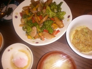 2013-10-13　ブロッコリーとウインナーのいろいろ野菜炒め、温泉卵、高菜入り納豆、大根のお味噌汁
